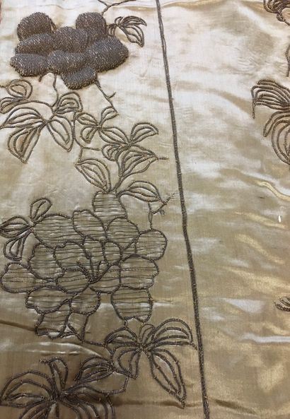 null JAPON 

Tenture murale en soie brodée de fils d'argent à décor de volatiles...