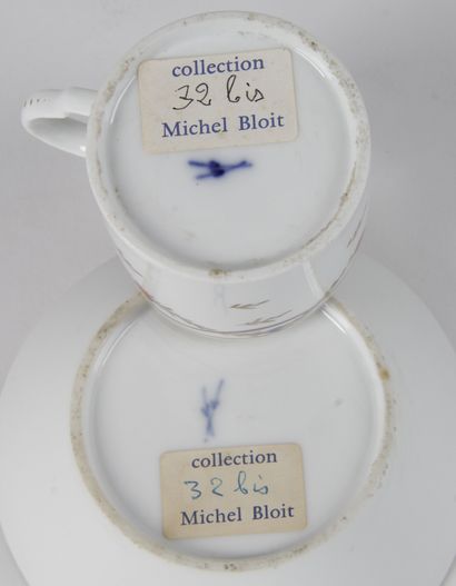 null PORCELAINE DE PARIS.

Tasse et sous-tasse en porcelaine blanche à décor de rubans...