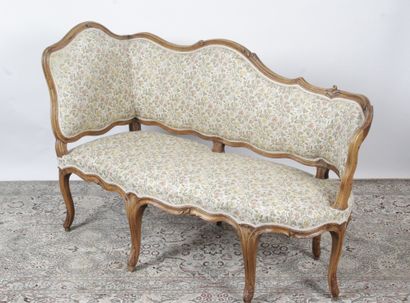 null PETITE BANQUETTE, de style Louis XV en bois naturel mouluré et sculpté de feuillages....