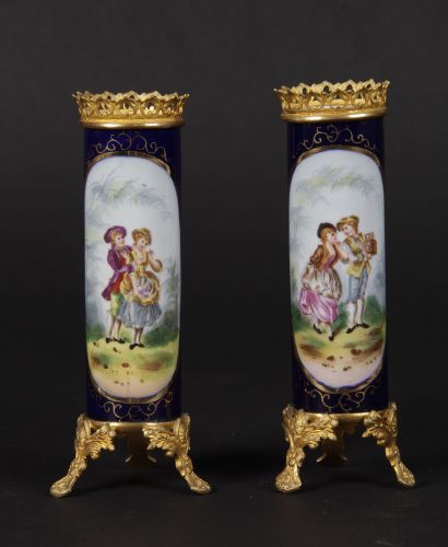 null Paire de petits vases rouleau, en porcelaine à fond bleu de four et décor de...