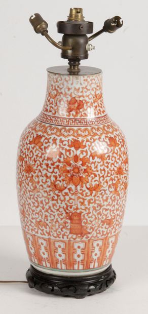 null CHINE, vers 1900 et première moitié du XXe siècle

Deux vases en porcelaine,...