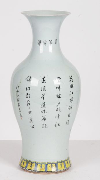 null CHINE, vers 1900 et première moitié du XXe siècle

Deux vases en porcelaine,...