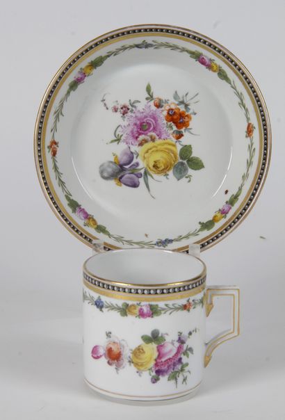 null SAXE, POTSCHAPPEL.

Tasse litron en porcelaine blanche à décor polychrome de...