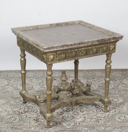 TABLE BASSE, de style Louis XIV en bois doré...