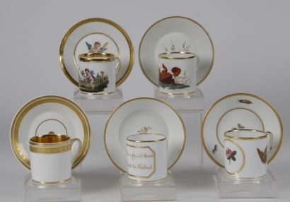 null PORCELAINE DE PARIS.

Lot de cinq tasses litron et leur sous-tasse en porcelaine.

-	Une...