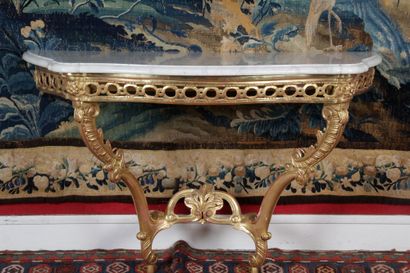 null CONSOLE en bois doré ajouré, mouluré et sculpté de feuilles d’acanthe, rosaces,...