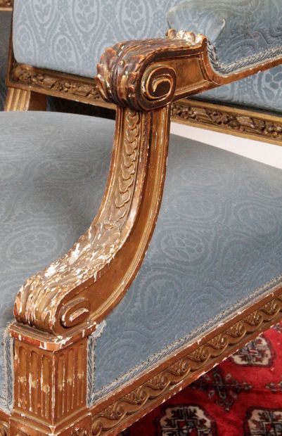 null MOBILIER DE SALON DE STYLE LOUIS XVI. Il est composé d’un canapé et quatre fauteuils...