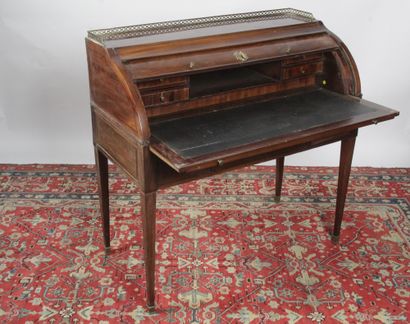 null CYLINDER DESK in mahogany veneer spun with light wood and amaranth, it opens...