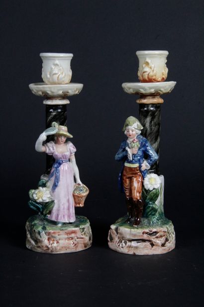 null PAIRE DE PETITS BOUGEOIRS, en barbotine polychrome figurant un couple d’élégant.

Epoque...