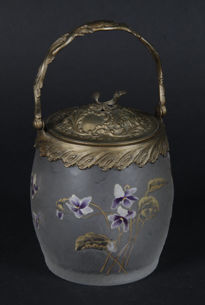 null Victor SAGLIER (1809-1894)

Pot à confiserie, couvert, à décor gravé à l’acide...