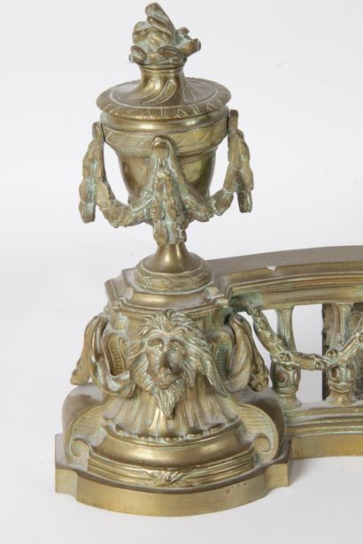 null FIREPLACE BAR in chased bronze decorated with balustrade, garlands of flowers,...