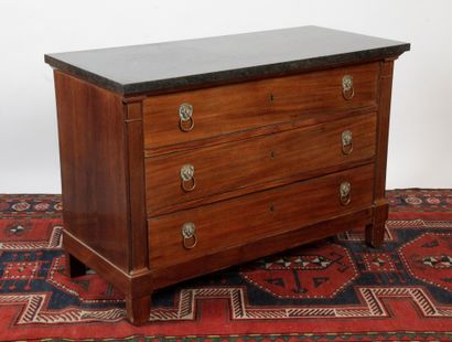 null Rectangular mahogany and mahogany veneer COMMODE, it opens to three drawers....