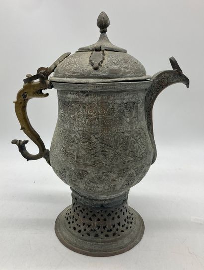 null CACHEMIRE, Teapot in chased and openwork metal.

H: 40 cm