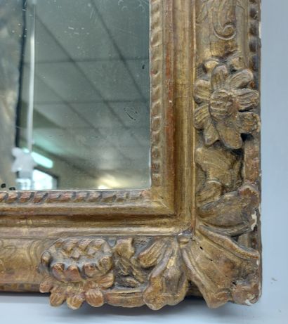 null Gilded and carved wood mirror with pediment 

18th century

H : 71 cm