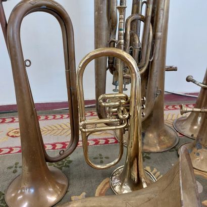null MUSIQUE 

Ensemble d'instruments en cuivre (trompette, tuba, clairon et divers)...