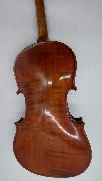 null ARCHET de violon signé P. HEL LILLE

Long : 74 cm 



On y joint un VIOLON d'étude...