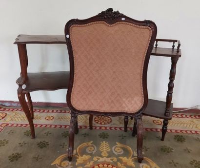 null 
DESSERTE ART NOUVEAU en placage d'acajou à deux tablettes. 

H : 75 cm ; L...