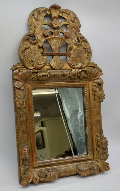 null Gilded and carved wood mirror with pediment 

18th century

H : 71 cm