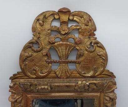 null Gilded and carved wood mirror with pediment 

18th century

H : 71 cm