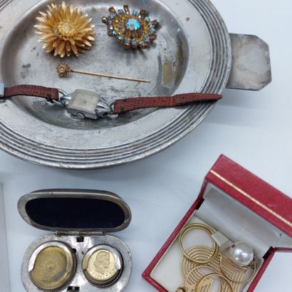 null LOT OF COSTUME JEWELRY

including a pocket watch, gilded metal rings, a coin...