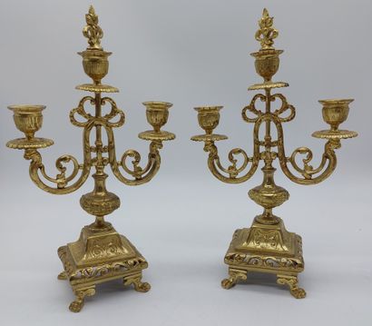 null PAIRE DE CHANDELIERS en bronze doré et ciselé à deux bras de lumière, pieds...