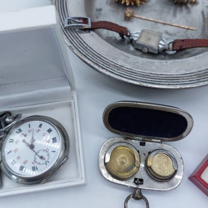 null LOT OF COSTUME JEWELRY

including a pocket watch, gilded metal rings, a coin...