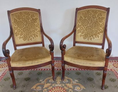 null 
PAIRE DE FAUTEUILS de style Louis-Philippe, le accoudoirs à crosse. 

Garni...