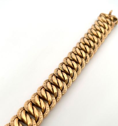 null 
BRACELET

en maille américaine. Monture en or jaune 18K. Sécurité au fermoir....