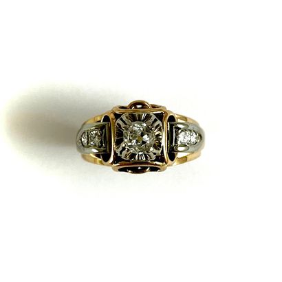 null ANNÉES 1950

BAGUE

retenant un diamant taille ancienne de 0.35 carat environ...