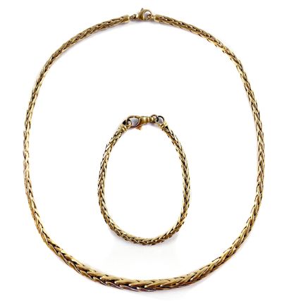 null ENSEMBLE

comprenant un collier et un bracelet maille palmier. Montures en or...