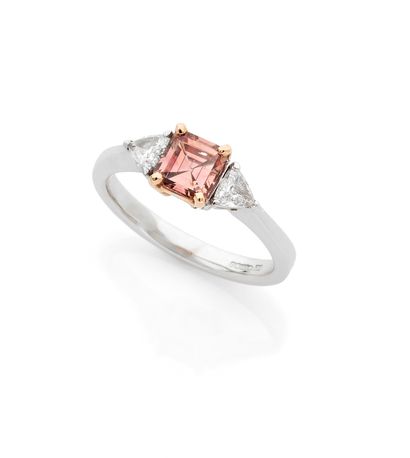 null BAGUE 

retenant un diamant rose carré taille émeraude de 0.70 carat épaulé...