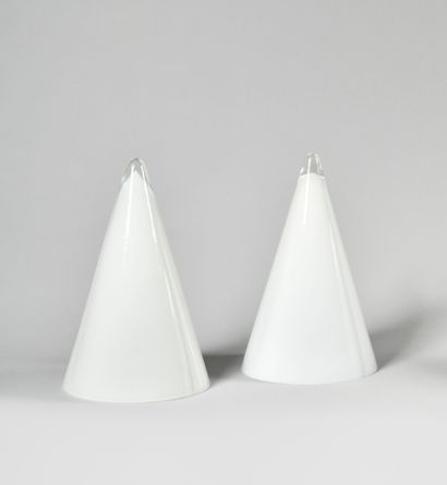 null SCE France

Modèle « Teepee »

Paire de lampes coniques en verre opalin blanc

Travail...