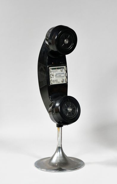 null POINTER

Radio cassettes en forme de combiné téléphoné en bakélite et inox,...