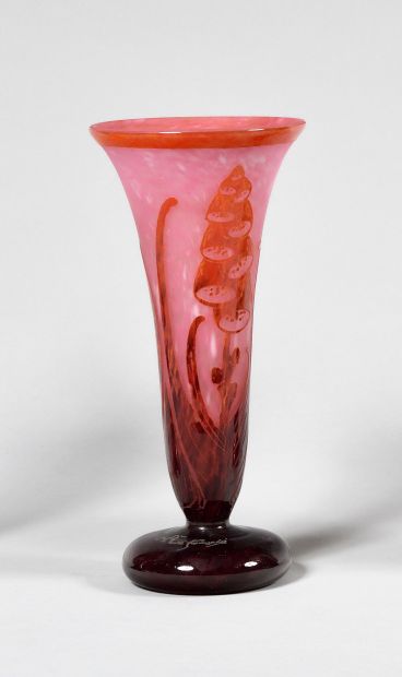 null LE VERRE FRANCAIS

Vase cornet en verre marmoréen rose à décor de digitales...
