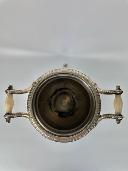 null SAMOVAR en métal argenté avec son réchaud 

Style Empire 

H : 46 cm