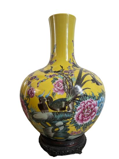 CHINE

Vase de forme Tianqiuping en porcelaine...