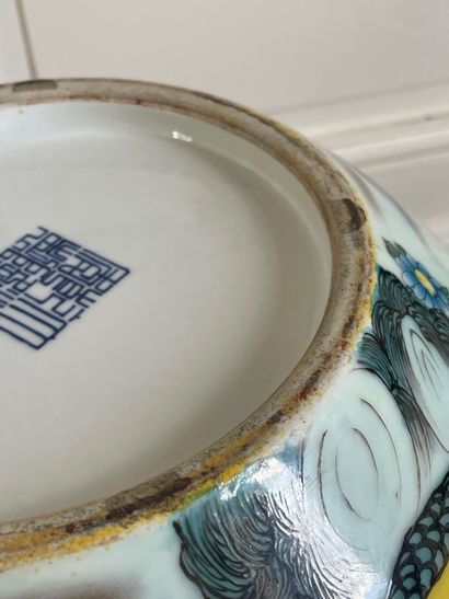 null CHINE

Vase de forme Tianqiuping en porcelaine polychrome à décor émaillé de...