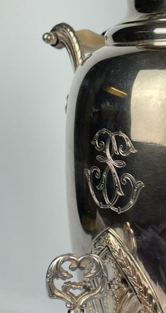 null SAMOVAR en métal argenté avec son réchaud 

Style Empire 

H : 46 cm