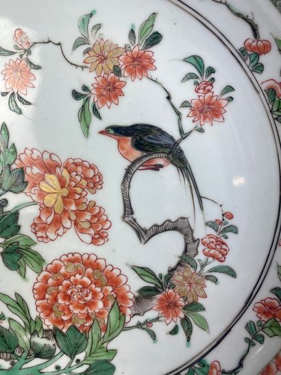 null CHINE 

Paire d'assiettes creuses en porcelaine de la famille Verte à décor...