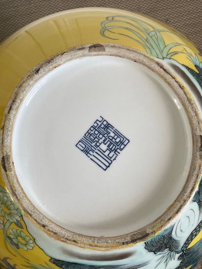 null CHINE

Vase de forme Tianqiuping en porcelaine polychrome à décor émaillé de...