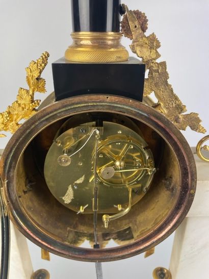 null 
Important PORTICAL HANGER in white marble, chased and gilded bronze, the dial...