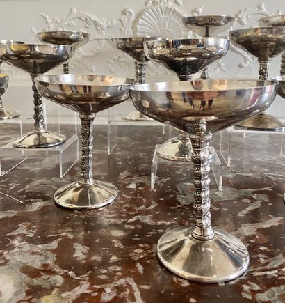 null SET of 17 silver plated metal champagne glasses.

Spain XXth century

H: 14...