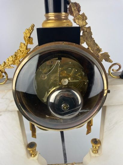 null 
Important PORTICAL HANGER in white marble, chased and gilded bronze, the dial...