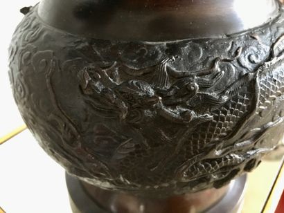 null CHINA

GU vase in patinated bronze with stylized elephant heads.

Early 20th...
