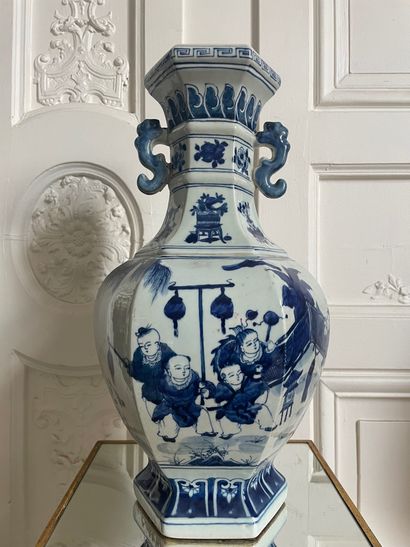 null CHINA

Blue and white porcelain baluster vase, the body with cut sides decorated...