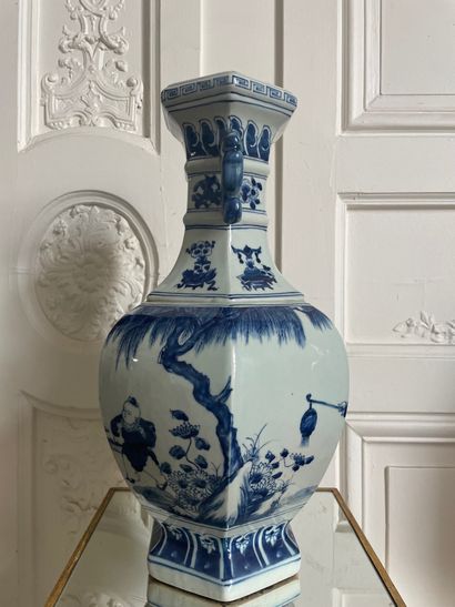 null CHINE

Vase balustre en porcelaine bleu et blanc, le corps à pans coupés à décor...