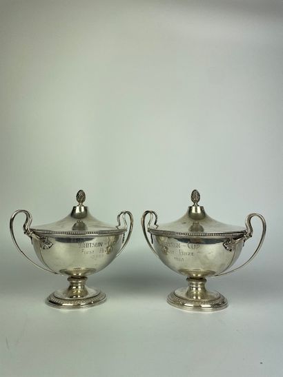null PAIR OF COUPES COVERED in silver, handles in the Antique style, small foot chased...