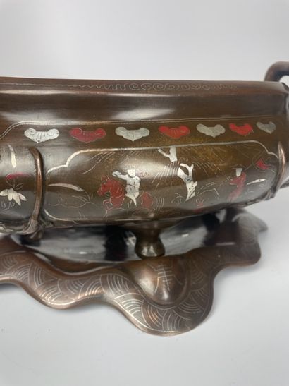 null VIETNAM 

Perfume burner and its support in patinated and cloisonné bronze decorated...