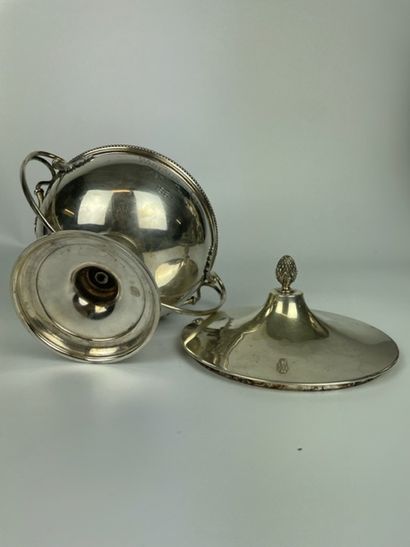 null PAIR OF COUPES COVERED in silver, handles in the Antique style, small foot chased...