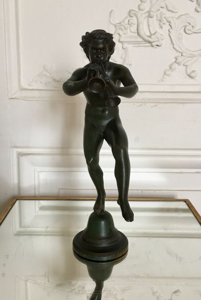 null D'APRES L'ANTIQUE 

Le faune trompéttiste 

Bronze à patine verte 

Inscription...